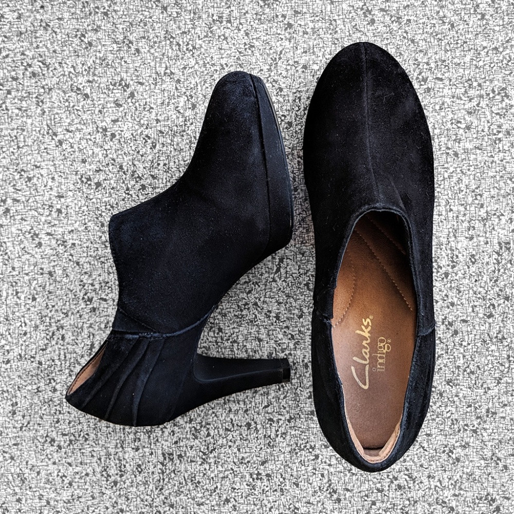 Clarks Indigo Black Round Toe Suede Booties
